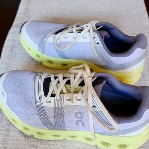 On CloudGo Women's Size 8.5 Frost/Hay